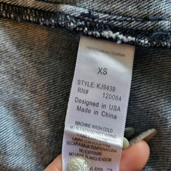 Fashion Nova Distressed Dark Wash Jean Jacket Size XS - Picture 9 of 10